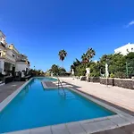Ocean View With Pools דירה