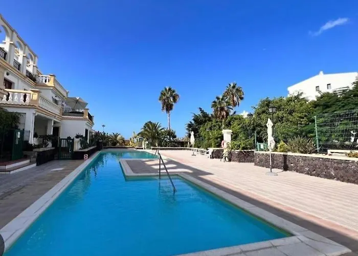 Ocean View With Pools Apartment